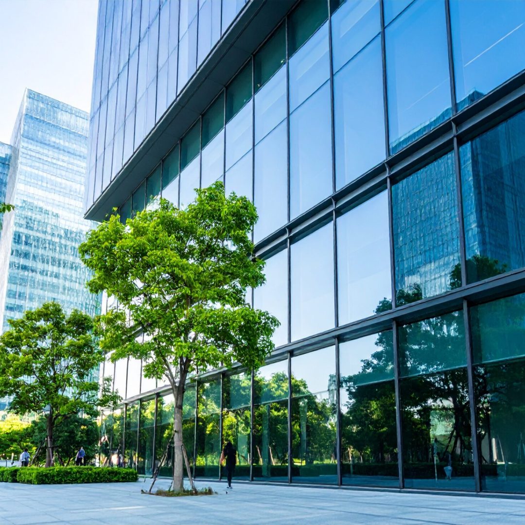 Firefly_Photo ultra réaliste d’un bâtiment contemporain équipé d’un mur-rideau en façade prin 594907