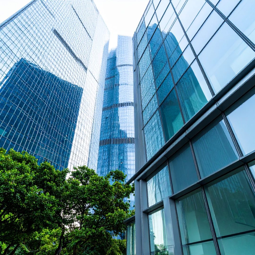 Firefly_Photo ultra réaliste d’un bâtiment contemporain équipé d’un mur-rideau en façade prin 746560