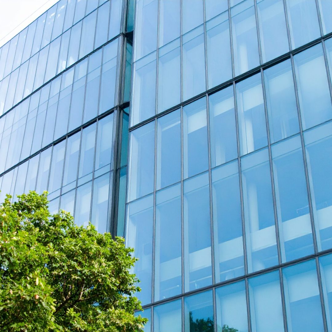 Firefly_Photo ultra réaliste d’un bâtiment contemporain équipé d’un mur-rideau en façade prin 867834