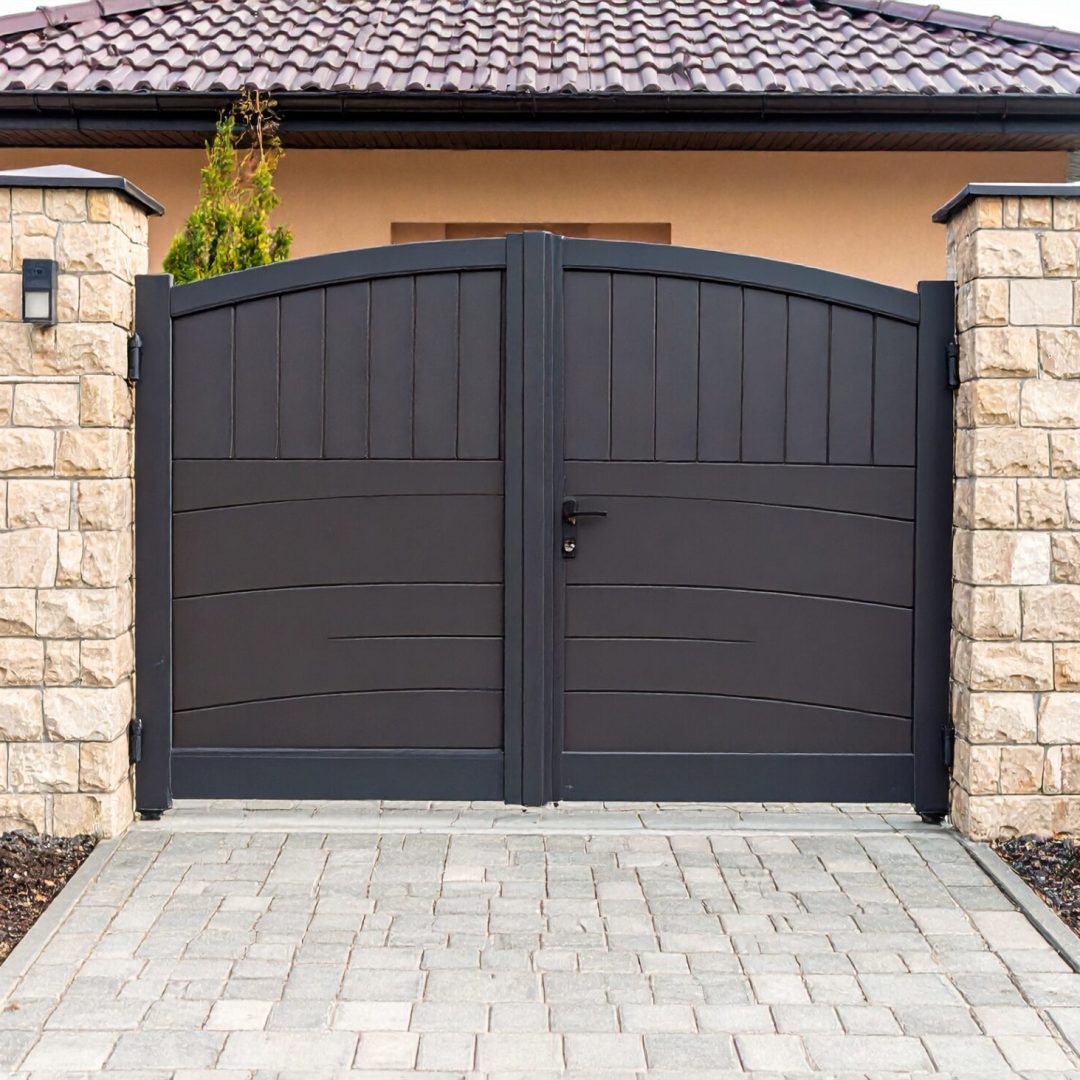 Firefly_Photo ultra réaliste d’un portail battant en aluminium ou en acier, installé à l’entr 867834