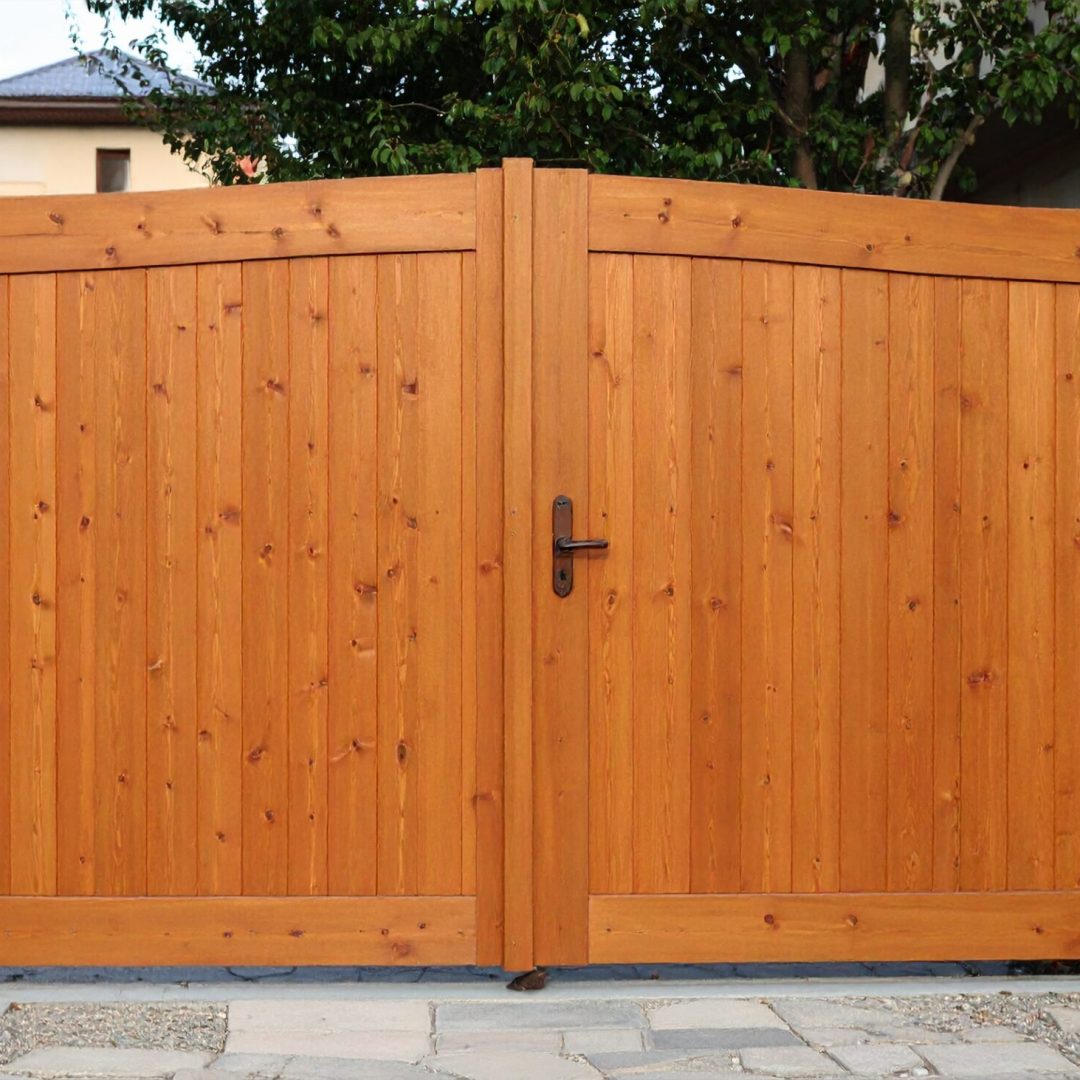 Firefly_Photo ultra réaliste d’un portail battant en bois massif, installé à l’entrée d’une m 867834