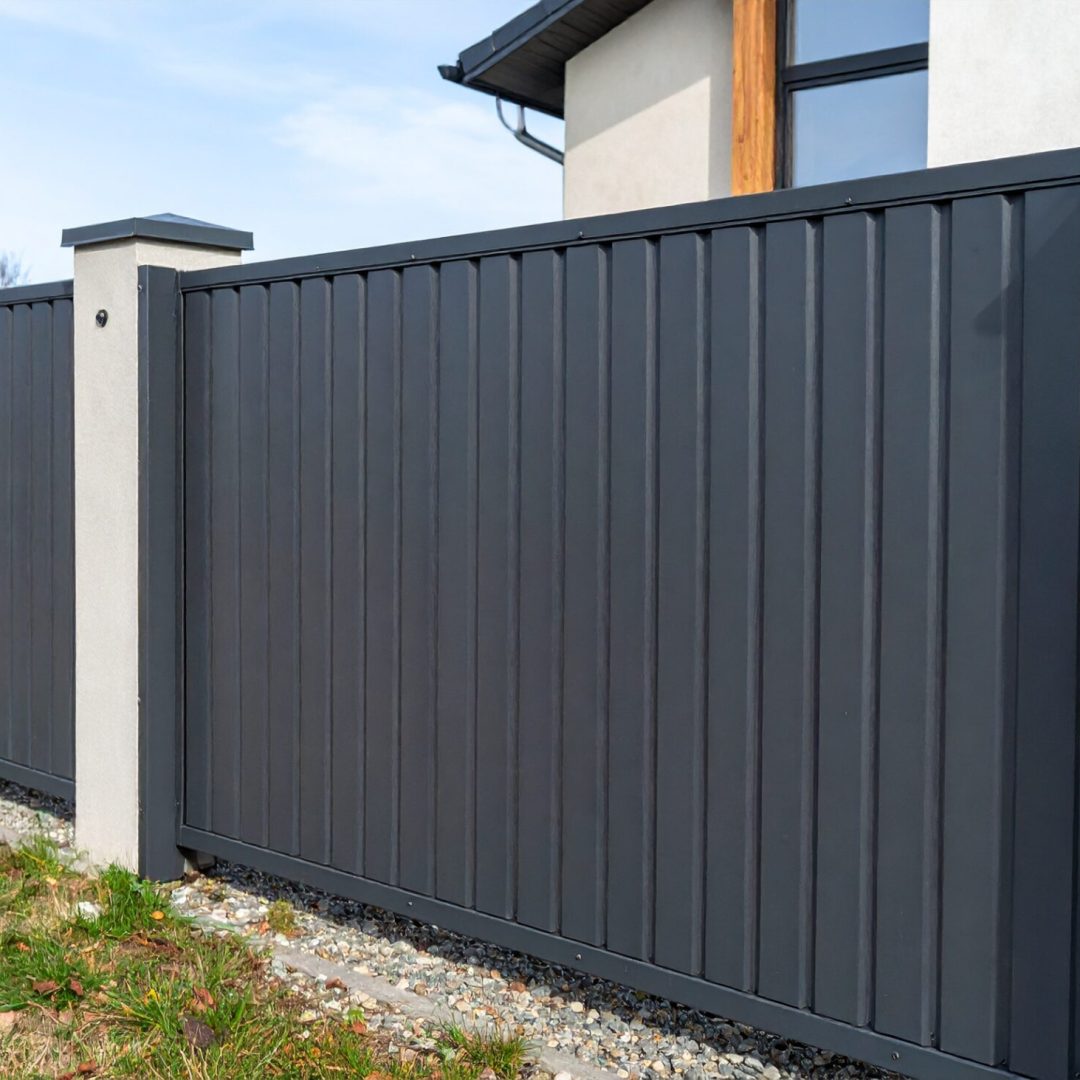 Firefly_Photo ultra réaliste d’une clôture extérieure en aluminium thermolaqué, installée en 744970