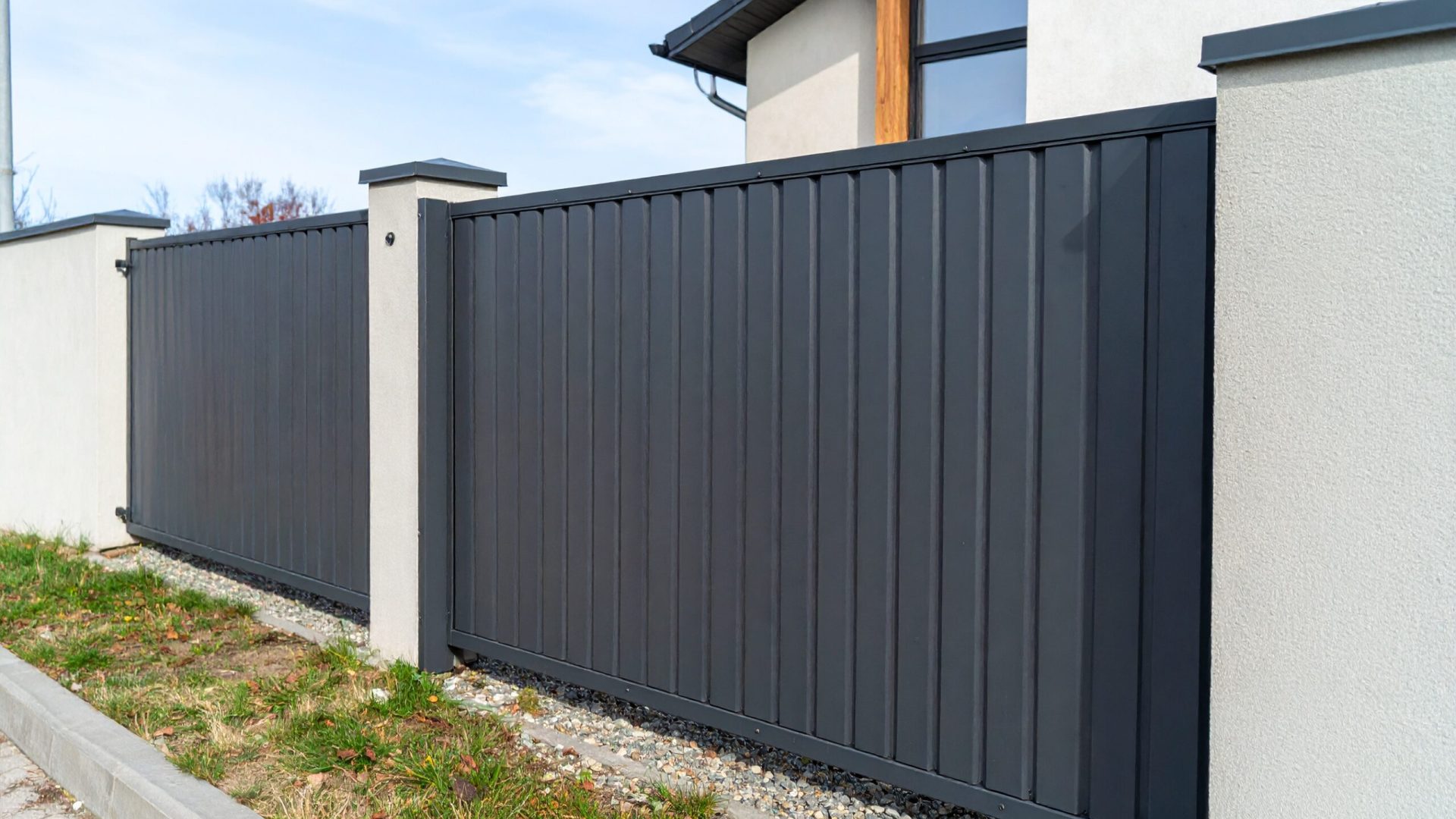 Firefly_Photo ultra réaliste d’une clôture extérieure en aluminium thermolaqué, installée en 744970