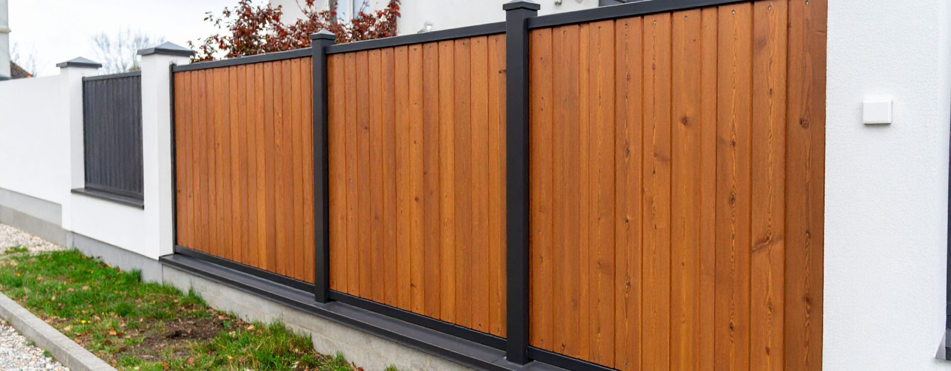 Firefly_Photo ultra réaliste d’une clôture extérieure installée en limite de propriété, devan 744970