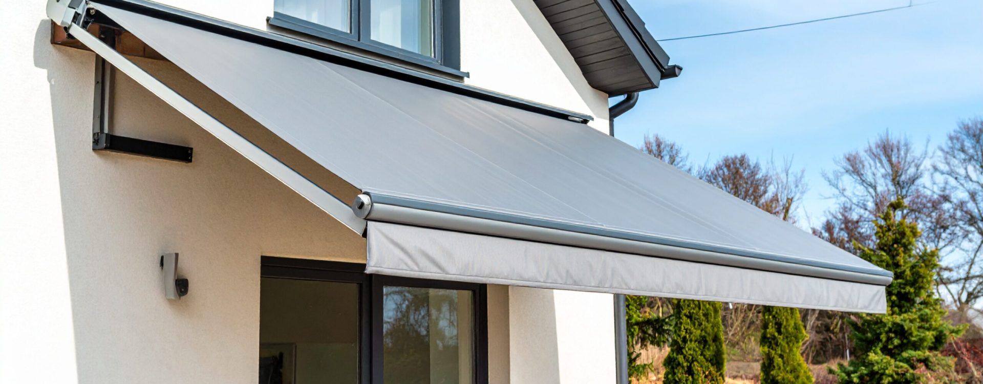 Firefly_Photo ultra réaliste d’une maison individuelle avec une terrasse équipée d’un store b 357907