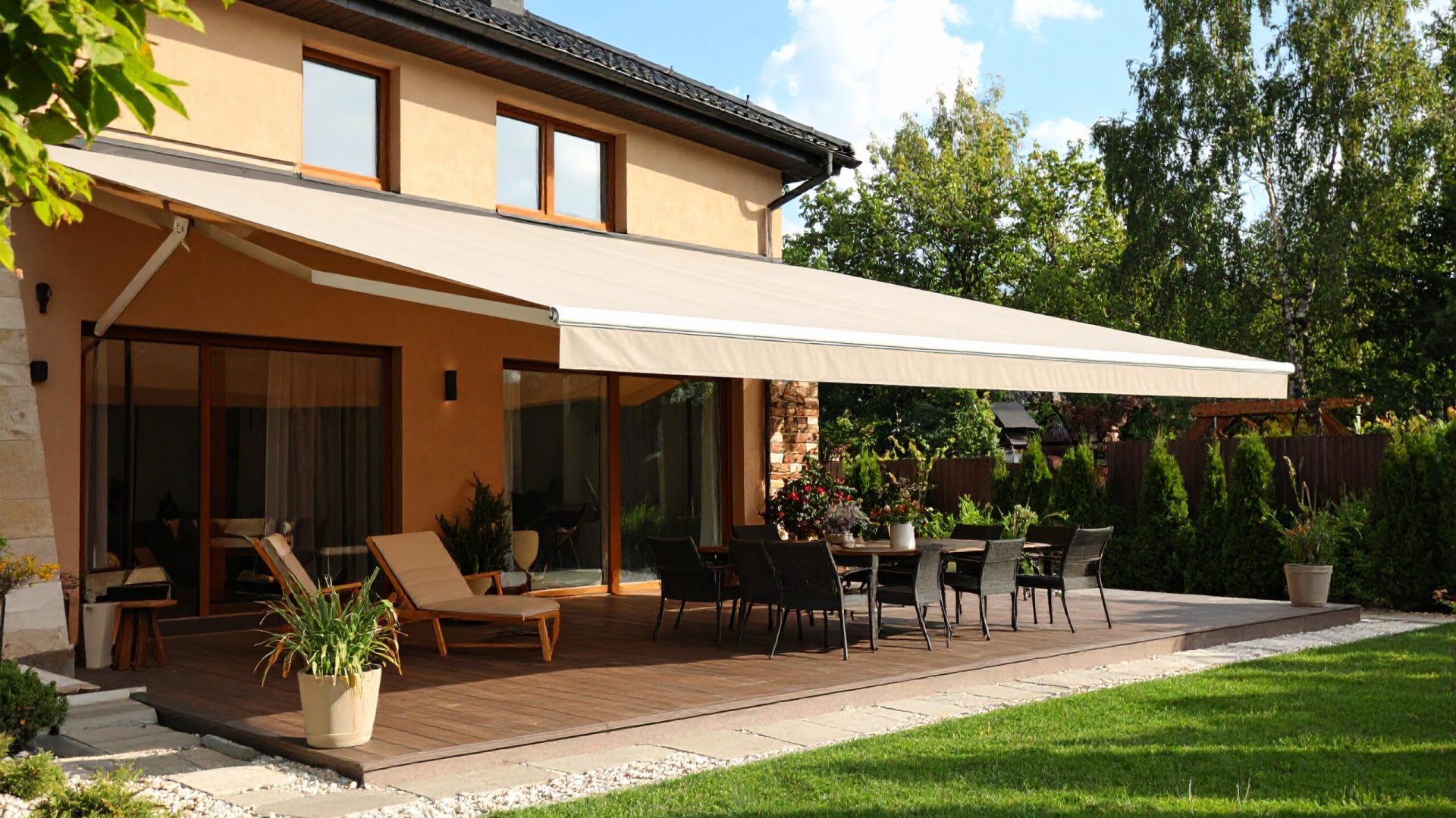 Firefly_Photo ultra réaliste d’une maison individuelle avec une terrasse équipée d’un store b 702754