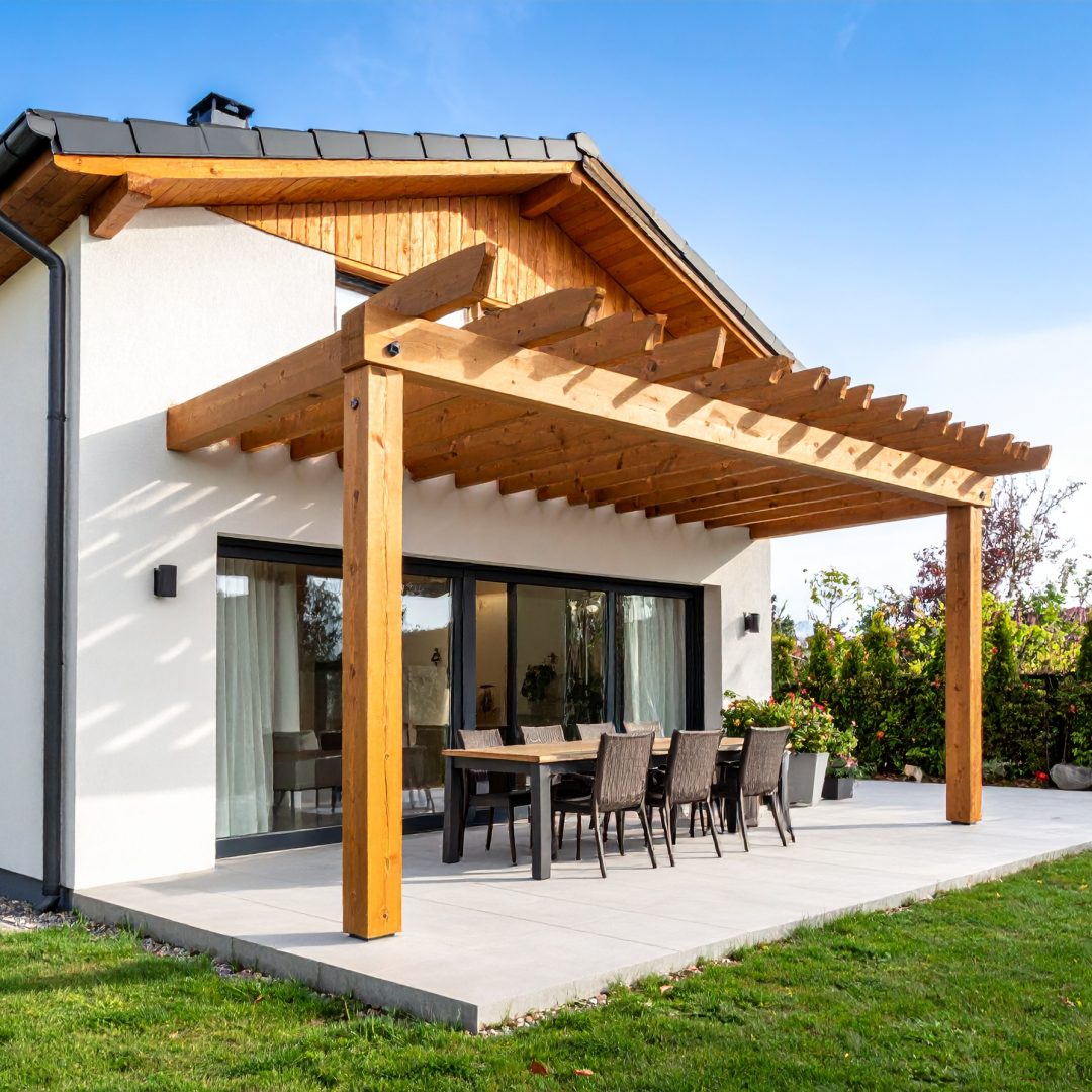 Firefly_Ultra-realistic photo of a wall-mounted pergola (pergola adossée) attached to the rea 943771