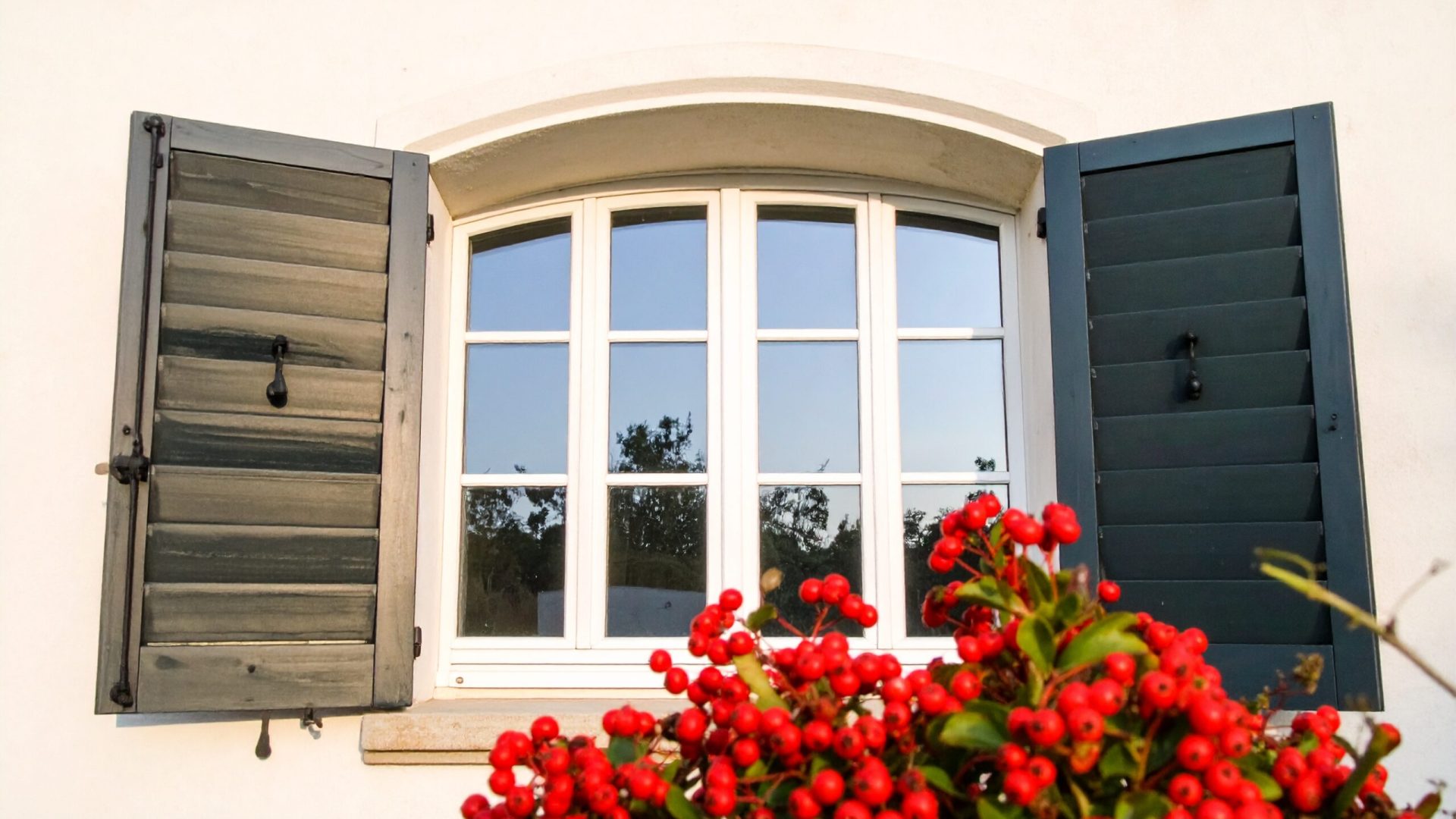 Firefly_Ultra-realistic photo of an exterior window fitted with a modern aluminum roller shut 357907
