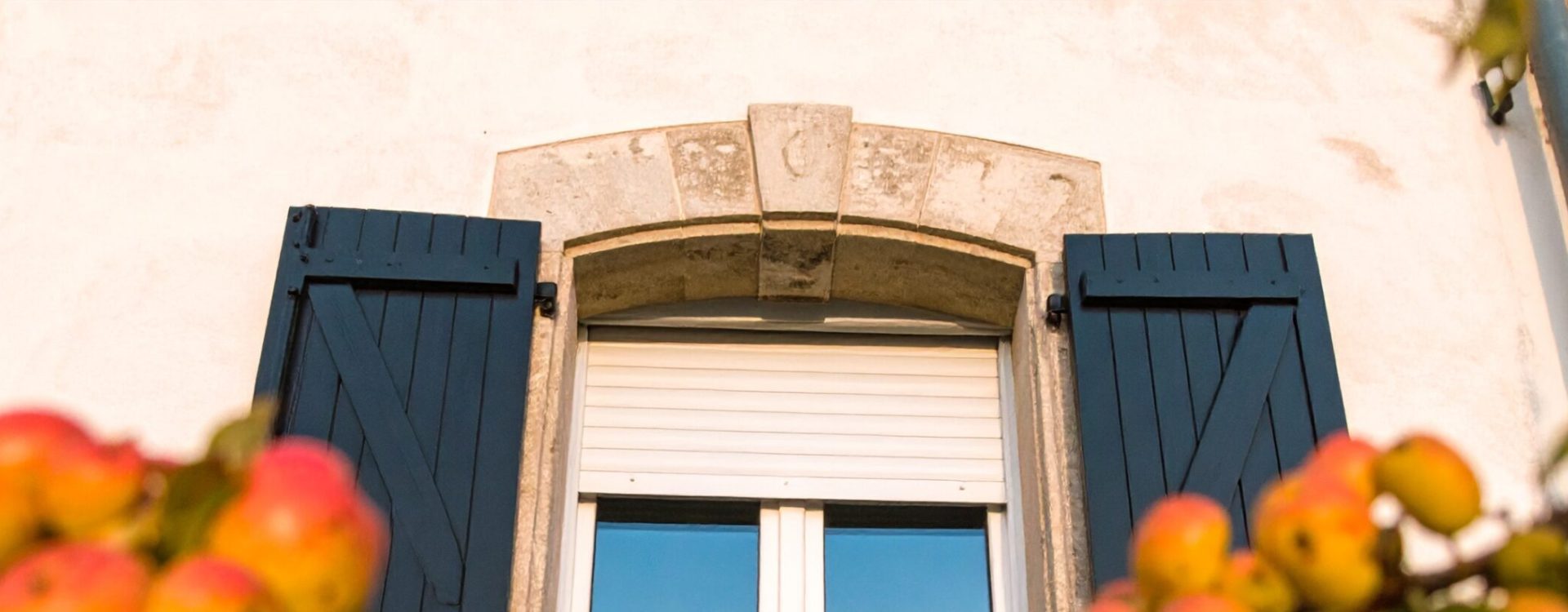 Firefly_Ultra-realistic photo of an exterior window fitted with a modern aluminum roller shut 446712 (1)