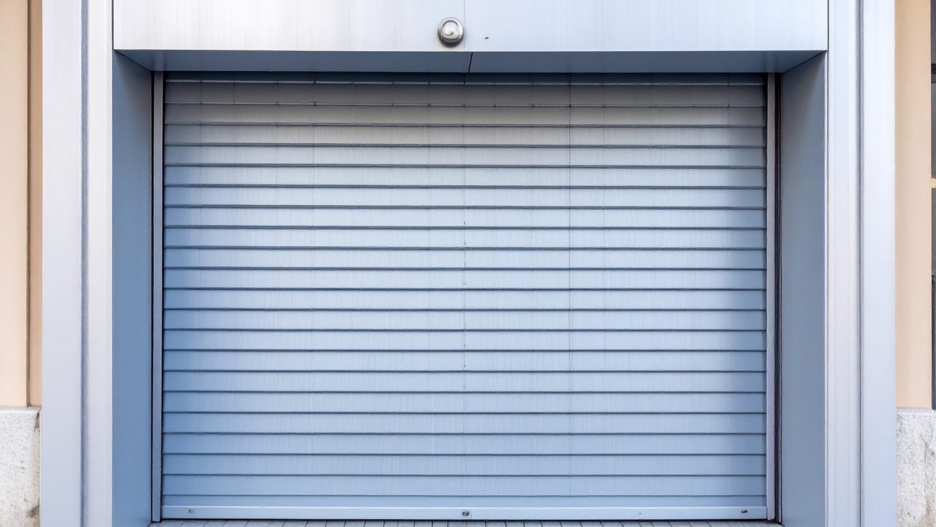 Firefly_Un rideau métallique robuste installé devant la façade d’un commerce ou d’un entrepôt 484423