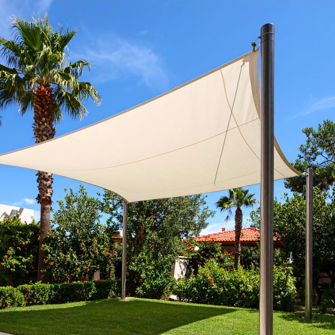 Firefly_Voile d’ombrage tendue dans un jardin méditerranéen à Nice, avec lumière du soleil in 82913
