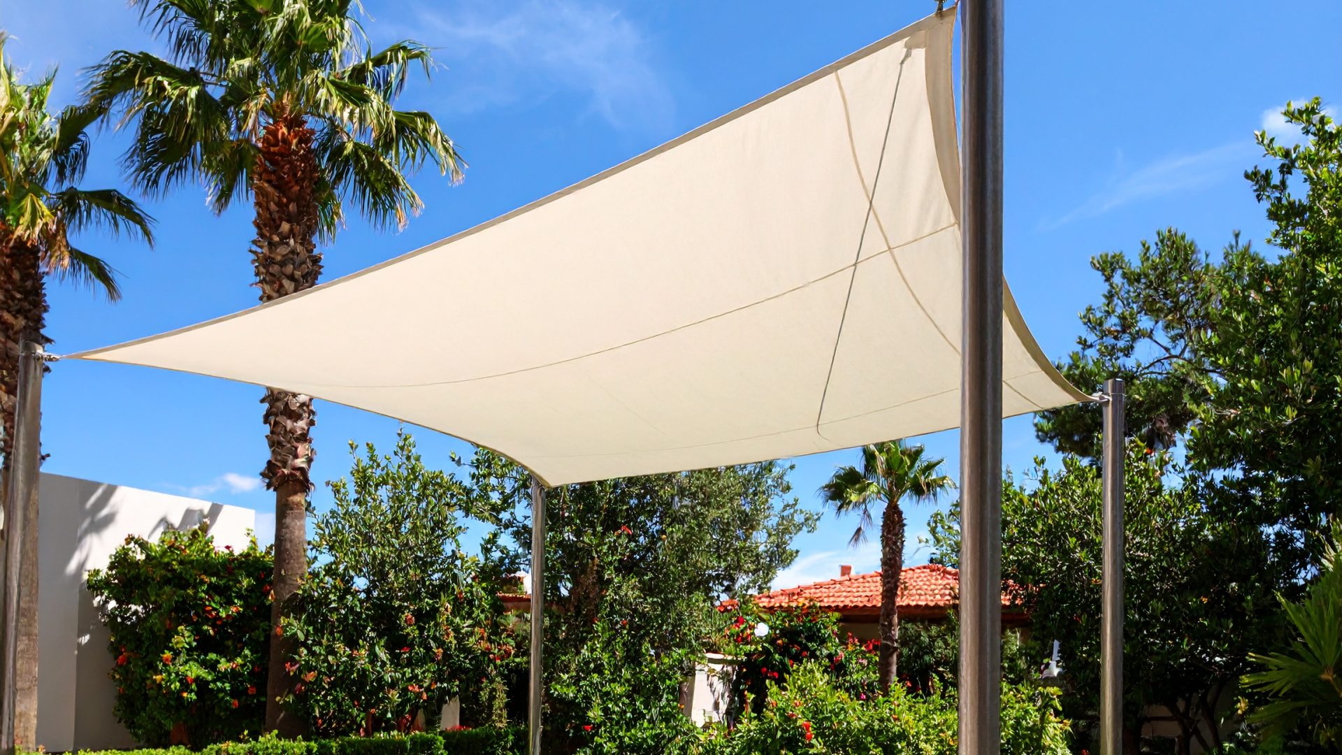 Firefly_Voile d’ombrage tendue dans un jardin méditerranéen à Nice, avec lumière du soleil in 82913