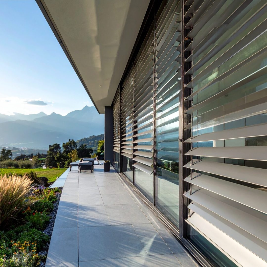 Firefly_brise soleil orientables; maison ultra luxe, vitrée avec BSO 558040