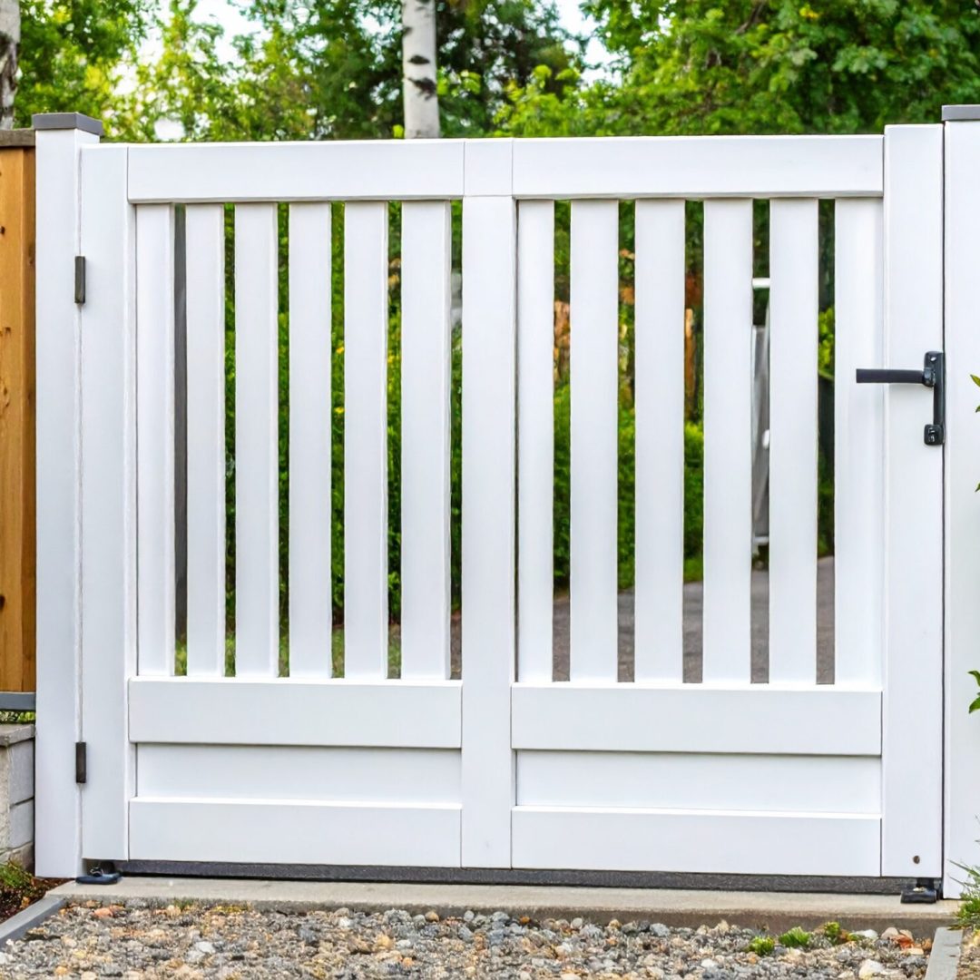 Firefly_portillon piéton blanc (RAL 9016) avec cadre aluminium, lames pleines, clôture compos 717131