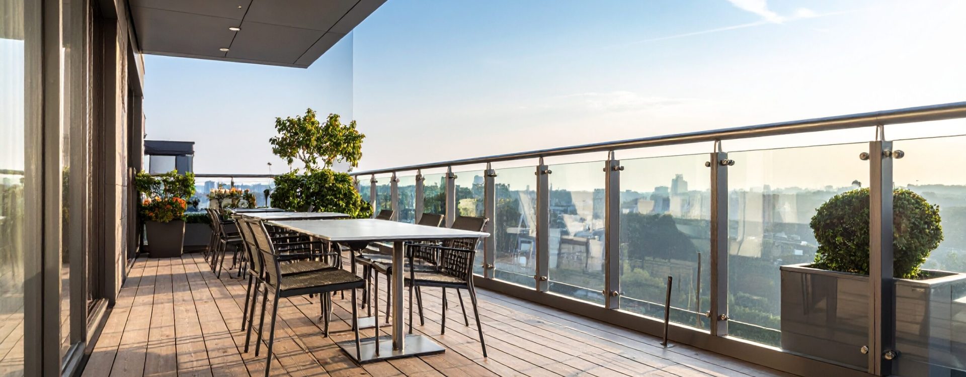 Firefly_terrasse de restaurant vitrée ; pour proteger du vent vitres autours de la terrasse; 357907