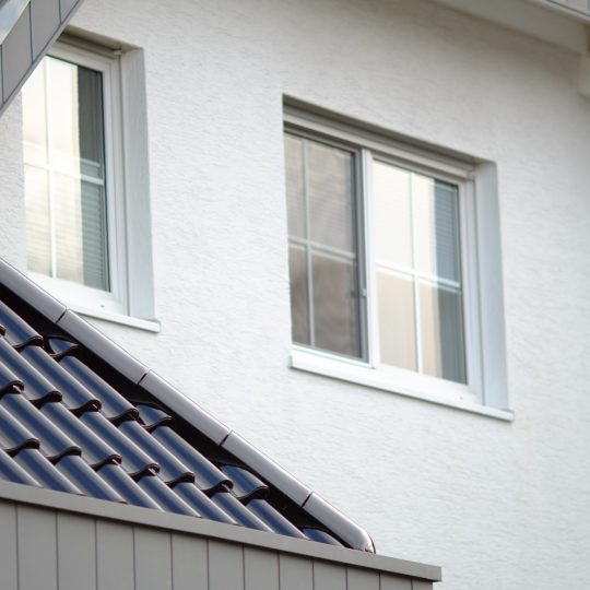 prise-de-vue-en-contre-plongee-d-un-batiment-blanc-avec-deux-fenetres